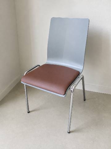 [Kusch_Co_GmbH_Arn_Frame_Chair_4L_LGW_UPH_Hellgrau_Weiß_Holz_Stoff_Stapelbar_1_4_feet] Konferenzstuhl 54x82x49 cm